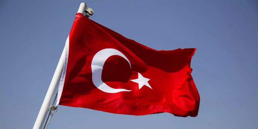 Flagge der Türkei weht im Wind.