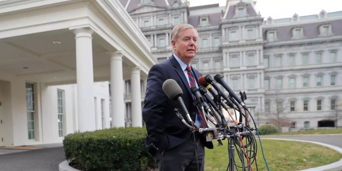 Lindsey Graham traf sich zuvor mit US-Präsident Trump. Lindsey Graham spricht mit Pressevertretern.