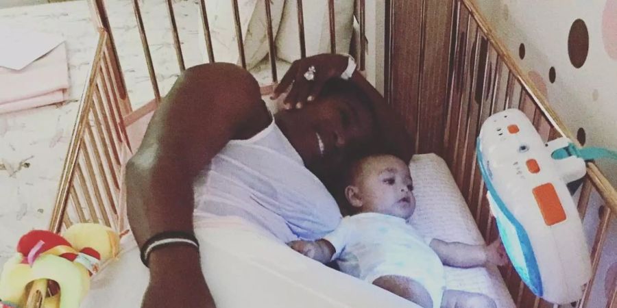 Serena Williams mit Töchterchen Olympia im Baby-Bett.