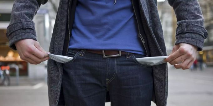 Eine Umfrage hat untersucht, wofür sich die Schweizer am häufigsten verschulden. Ein Mann zeigt seine leeren Taschen