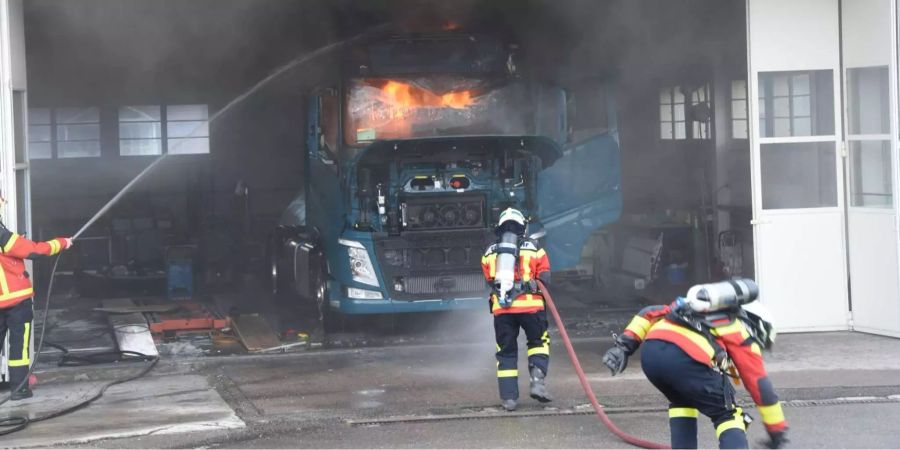 Ein Lastwagen in Kirchberg SG geriet während Schweissarbeiten in Brand.