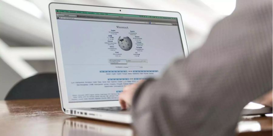 Wikipedia ist ein Online-Lexikon.
