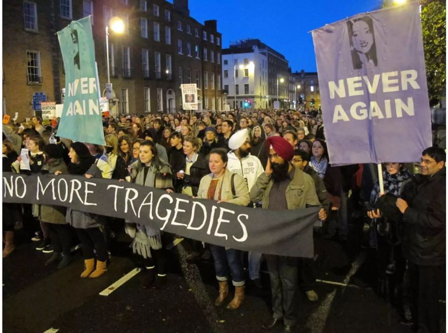 Demonstranten erinnern an Savita Halappanavar (†31), die in einem irischen Spital starb, nachdem ihr Ärzte mit Verweis auf die Rechtslage eine Abtreibung verweigert hatten.