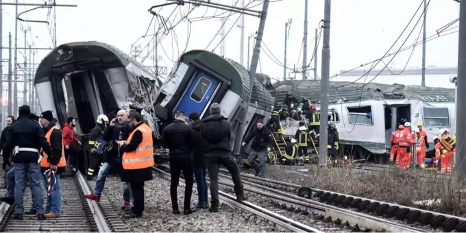 Bei Mailand ist ein Pendlerzug entgleist. Bei Mailand ist ein Pendlerzug entgleist.