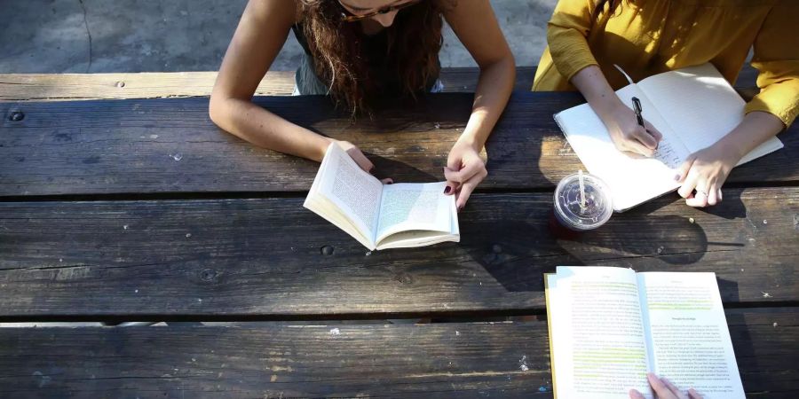 Nimm Zeit, um ein Buch zu lesen, Quelle: unsplash.com