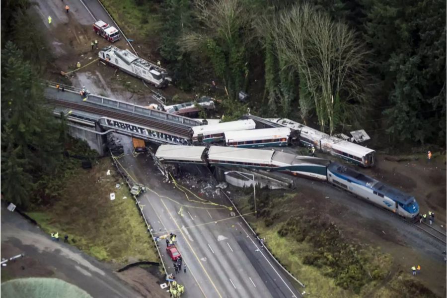 Nahe Seattle stürzt ein Zug auf eine Autobahn. Drei Menschen sterben.