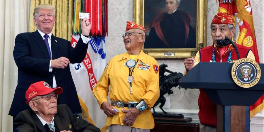 Präsident Donald Trump hat für eine Ehrung der Navajo-Veteranen ins Weisse Haus geladen.