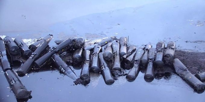 Beim Zugunglück traten grosse Mengen Öl in den Fluss aus. Beim Zugunglück traten grosse Mengen Öl in den Fluss aus.