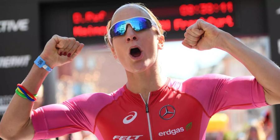 So jubelte Daniela Ryf im Ziel der Ironman-EM in Frankfurt.