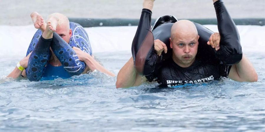 Kopfüber im Wasser: Der Wettbewerb ist nichts für schwache Gemüter.