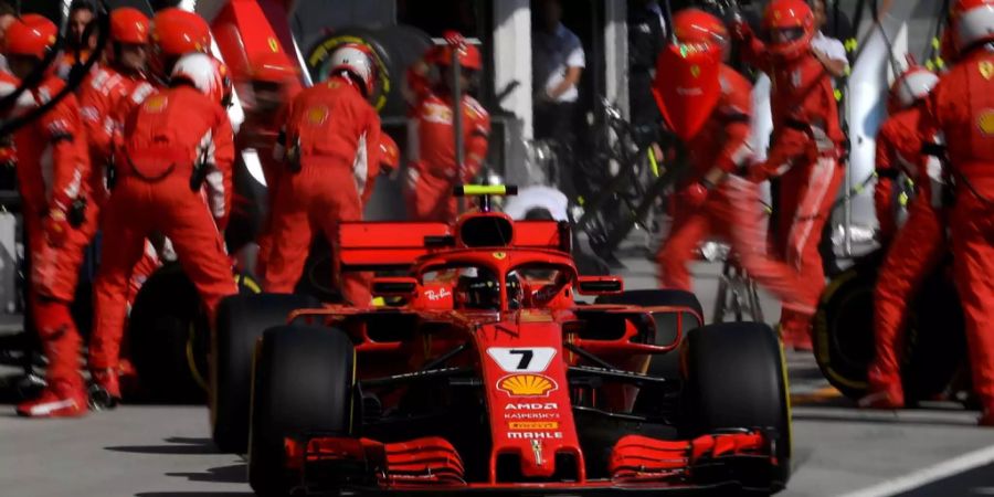 Formel 1 Fahrer Kimi Räikkönen wird vom Ferrari-Team zurück auf die Rennstrecke geschickt.