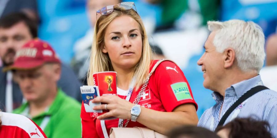 Nati-Fan Lara Gut beim WM-Spiel gegen Costa Rica in Nishni Nowgorod.