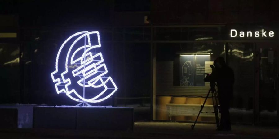 Das Euro-Zeichen vor der Danske-Bank-Filiale in Vilnius (LIT).