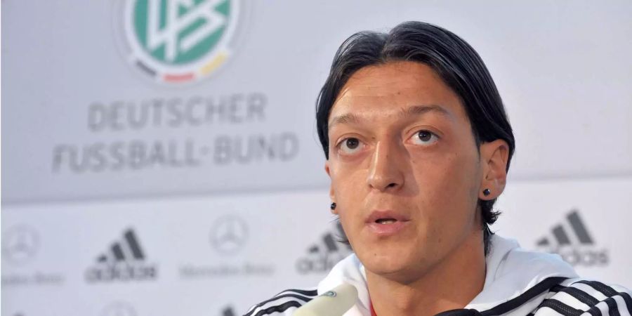 Mesut Özils Freundin Amine Gülse hält zu ihrem Schatz.