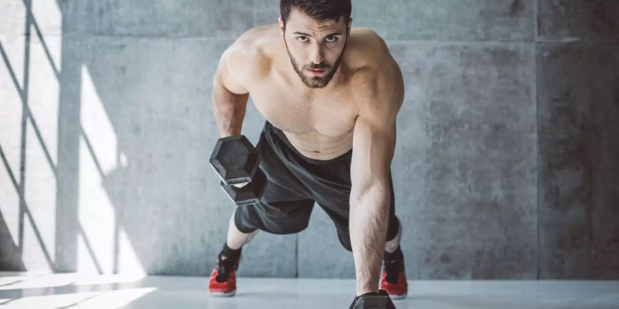 Damit die Muskeln ordentlich wachsen, braucht es nicht nur hartes Training, sondern auch Testosteron. Bild: iStock/ svetikd