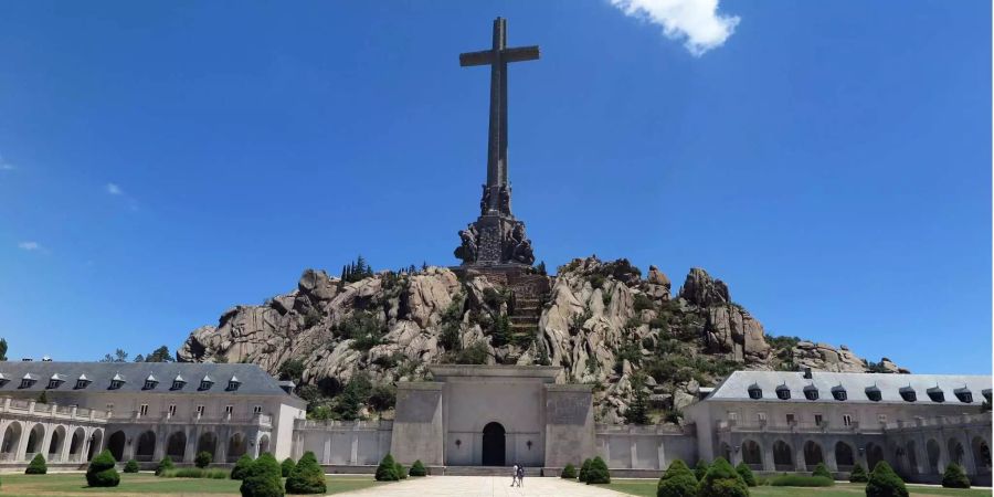 Das massive Mausoleum habe in einer Demokratie nichts zu suchen, meint Regierungschef Sánchez.