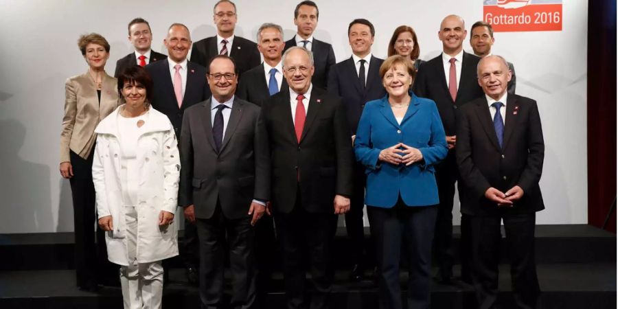 Doris Leuthard im fast schon legendären Löcherkleid von Akris zur Gotthard-Eröffnung. Zusammen mit weiteren Bundesräten und Ehrengästen, darunter die Staatschefs François Hollande (F), Angela Merkel (D) und Matteo Renzi (I).