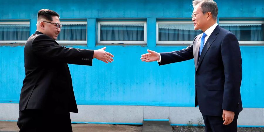 Moon Jae In (rechts) trifft Kim Jong Un.