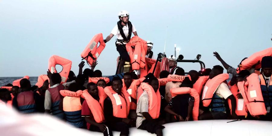 Mehr als 900 Migranten waren an Bord des Schiffes.