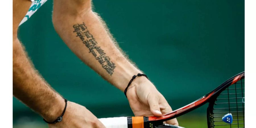 Wawrinkas Tattoo ist ein Zitat des irischen Schriftstellers Samuel Beckett: «Immer versucht. Immer gescheitert. Egal. Versuch es wieder. Scheitere wieder. Scheitere besser.»