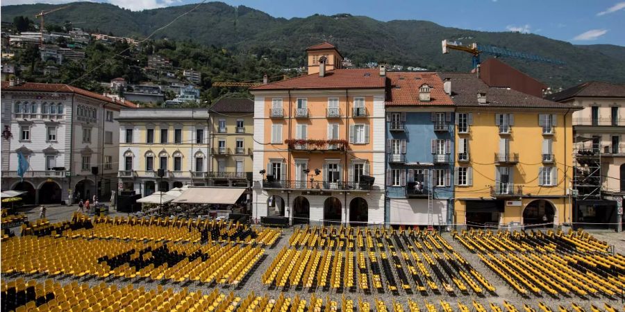 Stühle stehen auf der Piazza Grande bereit für den Beginn des Filmfestivals Locarno.