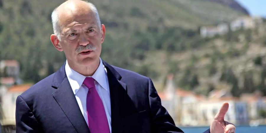 Der ehemalige griechische Premierminister George Papandreou kündigt während seines Besuchs auf der südöstlichen Insel Kastelorizo vor der Presse an, dass Griechenland offiziell die Aktivierung des EU-IMF-Fördermechanismus für die griechische Wirtschaft fordert.