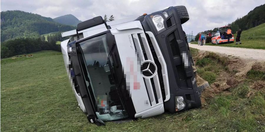 Am Freitag kippte um 11 Uhr bei Oberdorf SO ein Lastwagen auf die Seite.