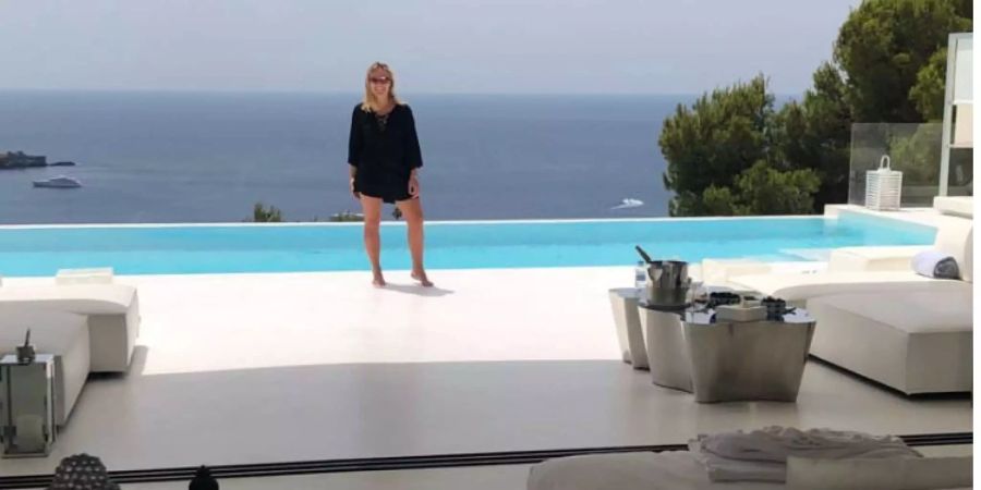 Lara Gut posiert in den Flitterwochen vor ihrem Pool und dem Meer.