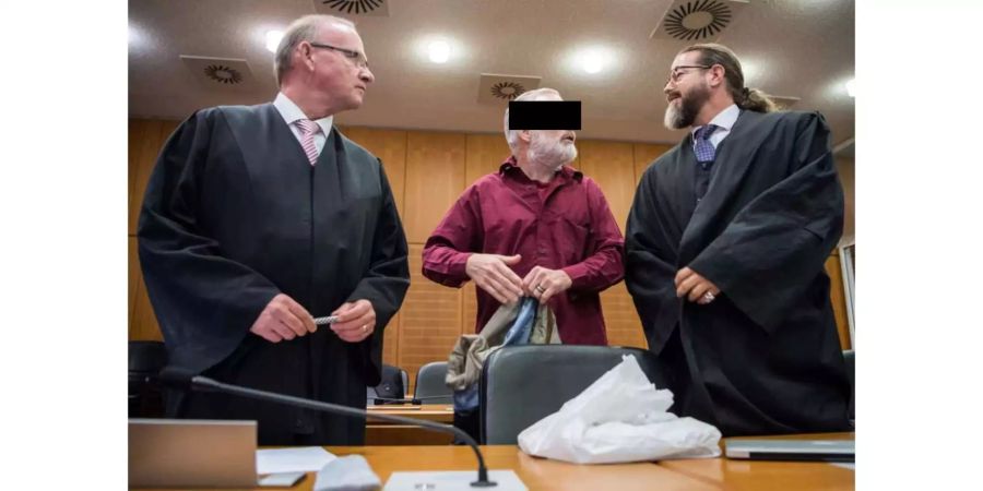 Verhandlungsbeginn im Gerichtssaal des Oberlandesgericht (OLG) in Frankfurt am Main: Rechtsanwalt Hannes Linke (l), der Angeklagte Daniel M. (m) und der Anwalt Robert Kain (r).