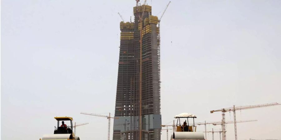 Der Jeddah Tower, früher bekannt als Kingdom Tower, ist ein Bauprojekt im Norden von Dschidda, an der Westküste von Saudi-Arabien. Der Wolkenkratzer wäre zum Zeitpunkt der Fertigstellung das höchste Bauwerk der Welt.