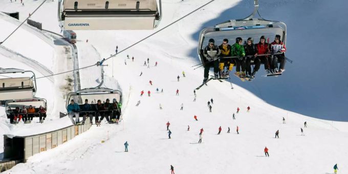 Eine Skipiste in Graubünden. bergbahn