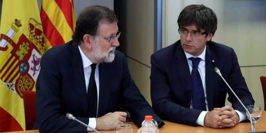 Zwei gegensätzliche Politiker: Ministerpräsident Mariano Rajoy (l.) und Seperatisten-Chef Carles Puigdemont (r.).