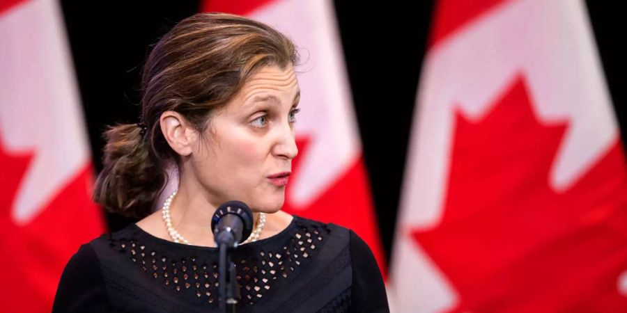 Chrystia Freeland, Aussenministerin von Kanada, spricht zu Journalisten.