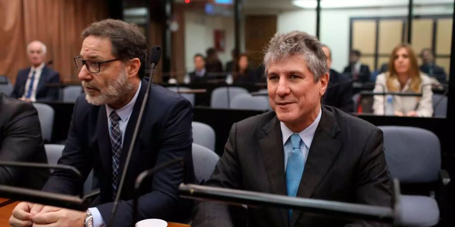 Amado Boudou (r), Ex-Vizepräsident von Argentinien, sitzt in einem Gerichtssaal, in dem er für schuldig befunden wurde, im Jahr 2010 den Verkauf einer Banknoten-Druckerei an Geschäftsfreunde illegal gefördert zu haben.