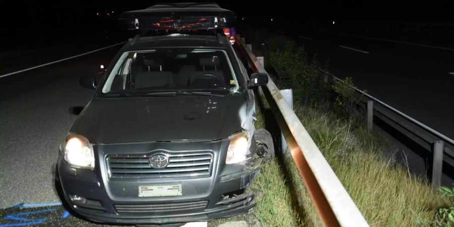 Das beschädigte Auto steht auf der Autobahn A13 zwischen Chur und Reichenau.
