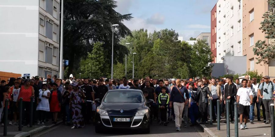 Bei dem stillen Marsch protestierten die Demonstranten gegen die Polizeigewalt in Nantes (FRA).