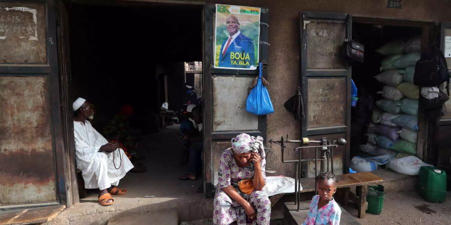 Ein poster von Ibrahim Boubacar Keita hängt an einem Markt in Bamako.