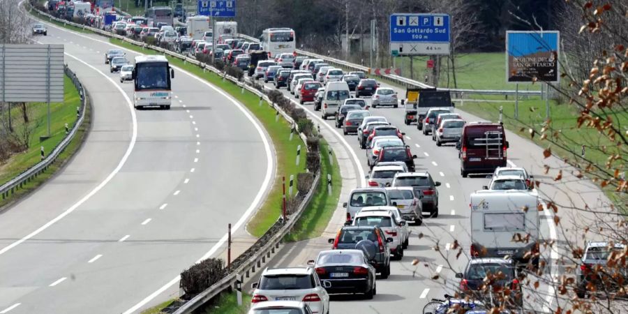 Mehrere Kilometer Stau auf der Autobahn vor dem Südportal des Gotthardstrassentunnels. (Archiv)