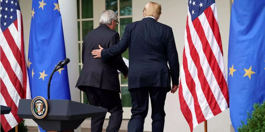 Verstehen sich offensichtlich prima: EU-Kommissionspräsiden Jean-Claude Juncker und US-Präsident Donald Trump nach der gemeinsamen Pressekonferenz im Nachgang zu den Verhandlungen über gemeinsamen Freihandel.