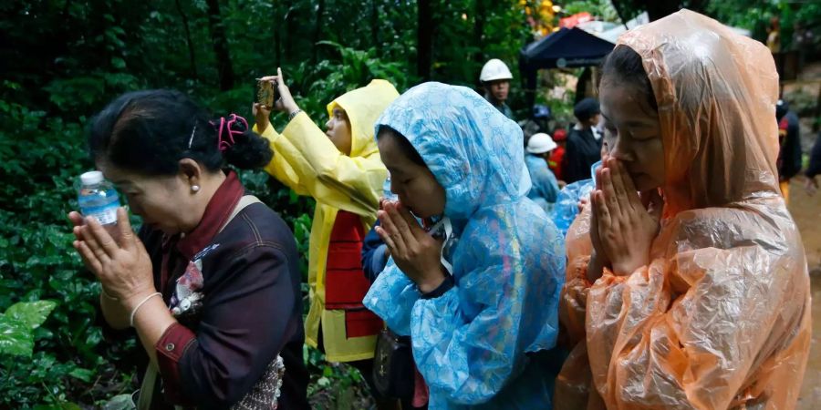 Auch nach Tagen des Wartens vor der Tham-Luang-Höhle geben die Verwandten der Vermissten die Hoffnung nicht auf. Sie beten für die Rückkehr ihrer Lieben.