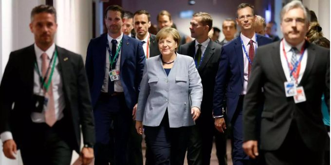 Bundeskanzlerin Angela Merkel stand am EU-Gipfel mit dem Rücken zur Wand. Bundeskanzlerin Angela Merkel stand am EU-Gipfel mit dem Rücken zur Wand.