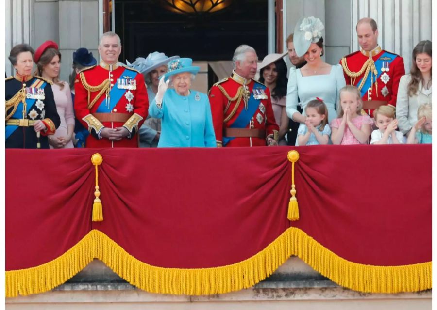 Die britische Königsfamilie versammelt sich zu Ehren des 92. Geburtstages der Queen auf dem Balkon des Buckingham Palastes.