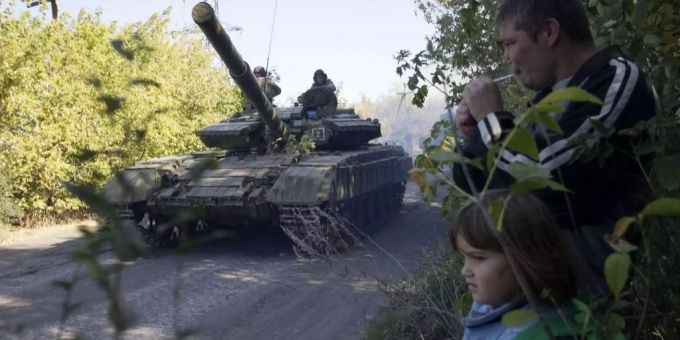 In der Ostukraine kommen vermehrt schwere Waffen wie Granatwerfer, grosskalibrige Maschinengewehre und sogar Panzer zum Einsatz. Nun wurden neulich Kampfdrohnen eingesetzt, was den Minsker Abkommen widerspricht. Ostukraine