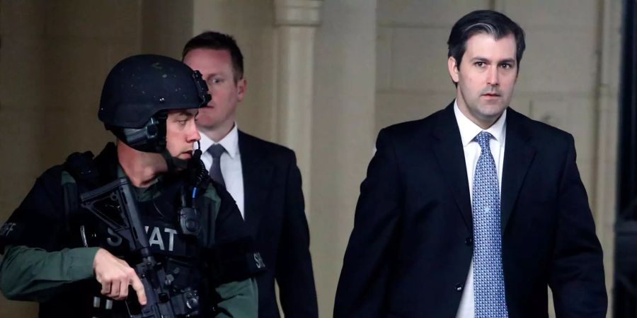 Der ehemalige Polizist Michael Slager verlässt unter Polizeischutz das Gericht in Charlston (USA).