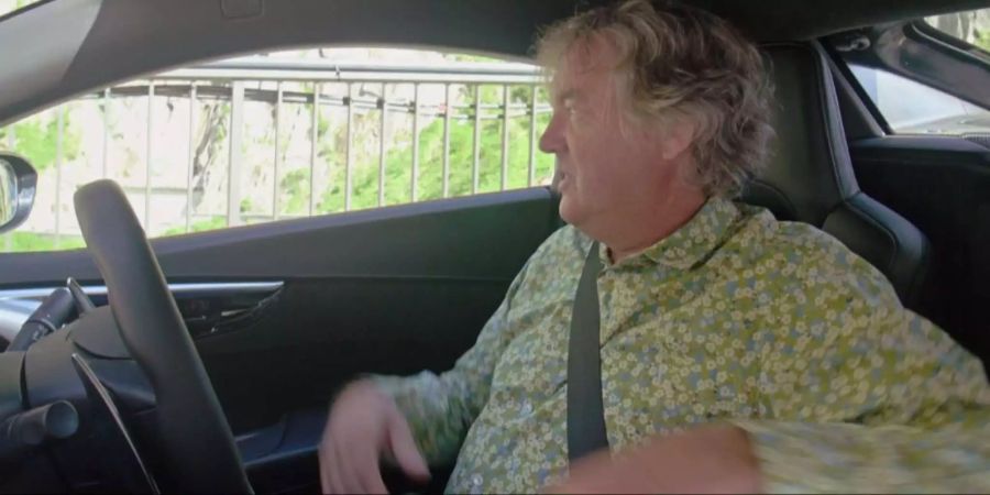 James May muss an der Ampel halten und motzt: «Verfluchte Schweiz!»