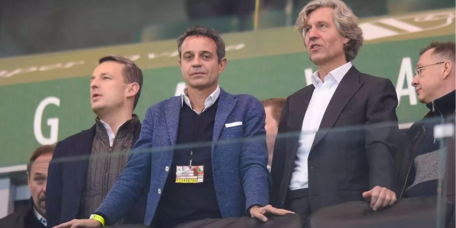 Bernhard Heusler mit Legia-Präsident Dariusz Mioduski bei einem Spiel in Polen.