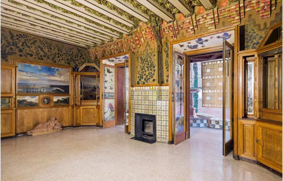 Das Innere der Casa Vicens mit seinen vier Etagen nimmt sich vielfarbig aus. Die Wände schmücken Vögel, Palmblätter und Keramik im englischen Stil, die Fensterläden sind im orientalischen Stil gehalten. Der Fussboden der ersten Etage weist römisches Mosaik auf, derjenige im Schlafbereich venezianischen Terrazzo.