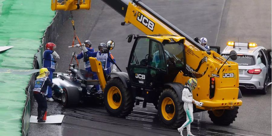 Lewis Hamilton übersteht einen Crash offenbar glimpflich.