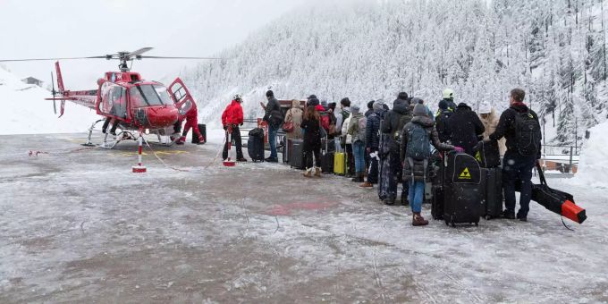 Touristen werden aus Zermatt evakuiert. Touristen werden aus Zermatt evakuiert.