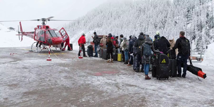 Touristen werden aus Zermatt evakuiert.